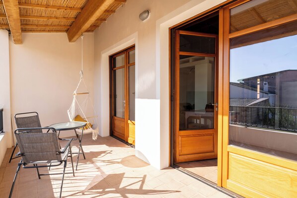 Outdoor dining - Casa Tharros Apartment Terrace (Nurachi)