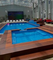 室内游泳池，日光浴躺椅，现场救生员