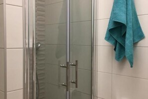 シャワー、ヘアドライヤー、ビデ、タオル
