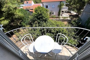 Outdoor dining - Vila Vera Seafront Apartment with Balcony (Sumartin)