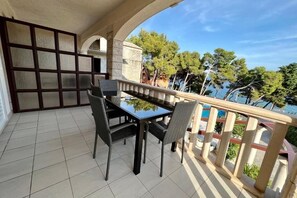 Outdoor dining - Vila Vera Seafront Apartment with Sea View (Sumartin)