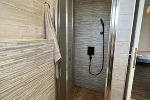 Shower, hair dryer, bidet, towels - Vila Vera Seafront Apartment with Sea View (Sumartin)