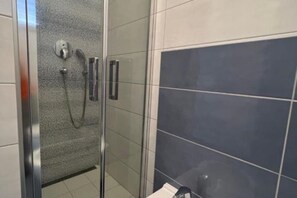 Shower, hair dryer, bidet, towels - Vila Vera Seafront Apartment with Sea View (Sumartin)