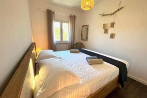 1 dormitorio, tabla de planchar con plancha, wifi y ropa de cama