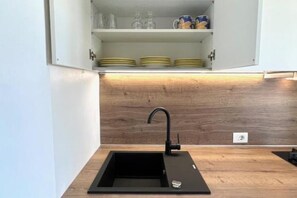 Private kitchen - Vila Vera Seafront Apartment with Sea View (Sumartin)