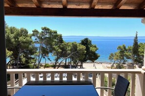 Outdoor dining - Vila Vera Seafront Apartment with Sea View (Sumartin)