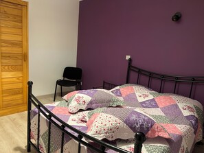 3 chambres, fer et planche Ă repasser, lit parapluie, draps fournis