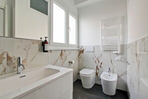 Bruser, hårtørrer, bidet, håndklæder
