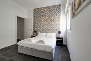 2 間睡房、書桌、熨斗/熨衫板、可攜式嬰兒床