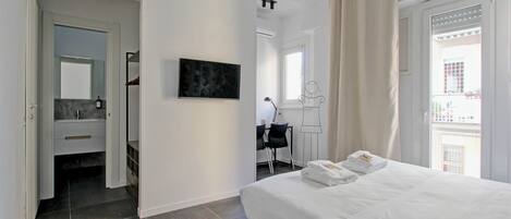 2 Schlafzimmer, Schreibtisch, Bügeleisen/Bügelbrett, Reisekinderbett