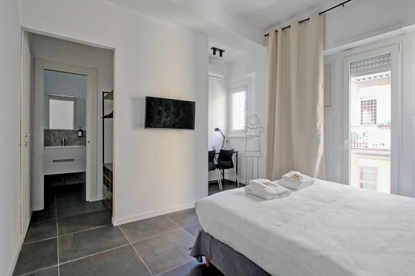 2 Schlafzimmer, Schreibtisch, Bügeleisen/Bügelbrett, Reisekinderbett