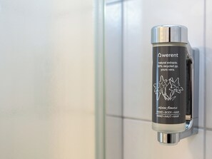 A wall-mounted dispenser with a label indicating it contains natural extracts and is 50% recycled paper. - Appartements Hollin by we rent (Saalbach)