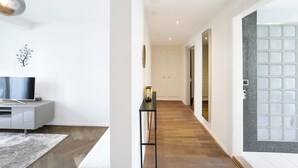 Two Bedroom Grand, Balcony, Kitchen -Standard | 2 bilik tidur, meja, ruang kerja komputer riba, seterika/papan seterika 