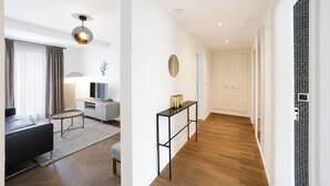 Two Bedroom Grand, Balcony, Kitchen -Standard | Ruang tamu | 32 inci televisyen skrin rata dengan kabel 