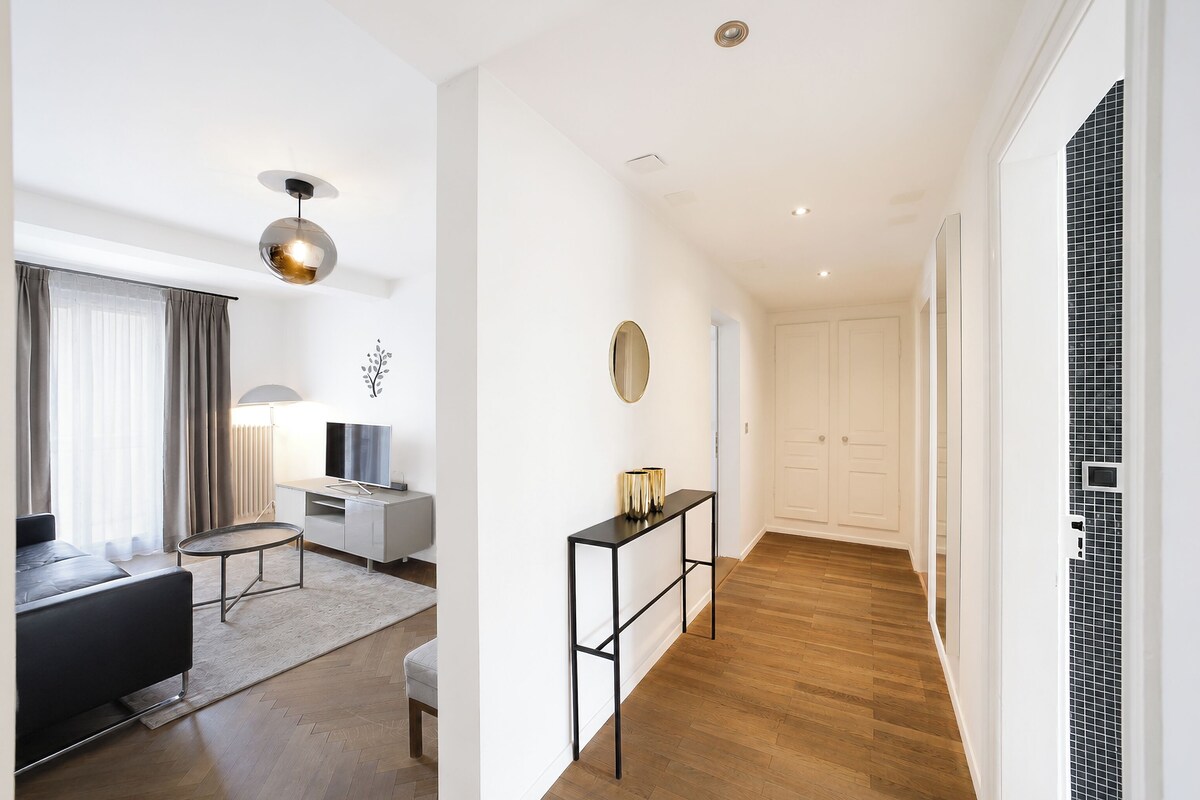 Two Bedroom Grand, Balcony, Kitchen -Standard | 起居区 | 32-英寸纯平电视（配备有线频道）