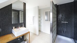 Two Bedroom Grand, Balcony, Kitchen -Standard | Bilik Mandi | Pancuran mandi, pengering rambut, tuala disediakan, tisu tandas 