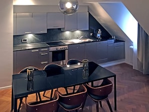 Appartement Sénior, 2 chambres | Cuisine privée | Réfrigérateur, micro-ondes, plaque de cuisson, cafetière/bouilloire