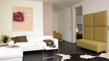 Junior appartement, 2 slaapkamers | Woonruimte | Een 32-inch flatscreentelevisie met kabelzenders