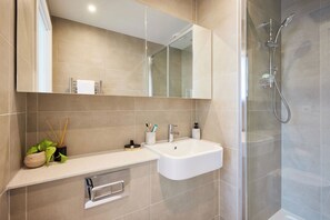 Apartment, 2 Bedrooms, Non Smoking | Bathroom