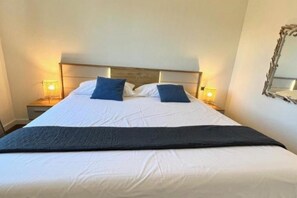 2 bedrooms, iron/ironing board, WiFi, bed sheets - Vila Vera Seafront Apartment with Garden View (Sumartin)