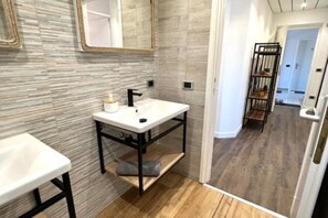 Shower, hair dryer, bidet, towels - Vila Vera Seafront Apartment with Garden View (Sumartin)