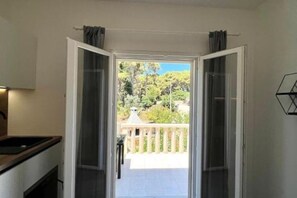 Interior - Vila Vera Seafront Apartment with Garden View (Sumartin)