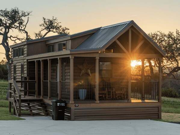 Exterior - The Wandering Hound - #08 (Fredericksburg)