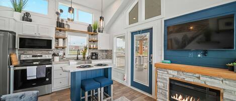 冷蔵庫、電子レンジ、オーブン、コンロ