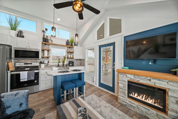 Fridge, microwave, oven, stovetop - The Charming Chayil Cottage - 046 (Fredericksburg)