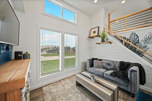 Smart TV, fireplace - The Charming Chayil Cottage - 046 (Fredericksburg)