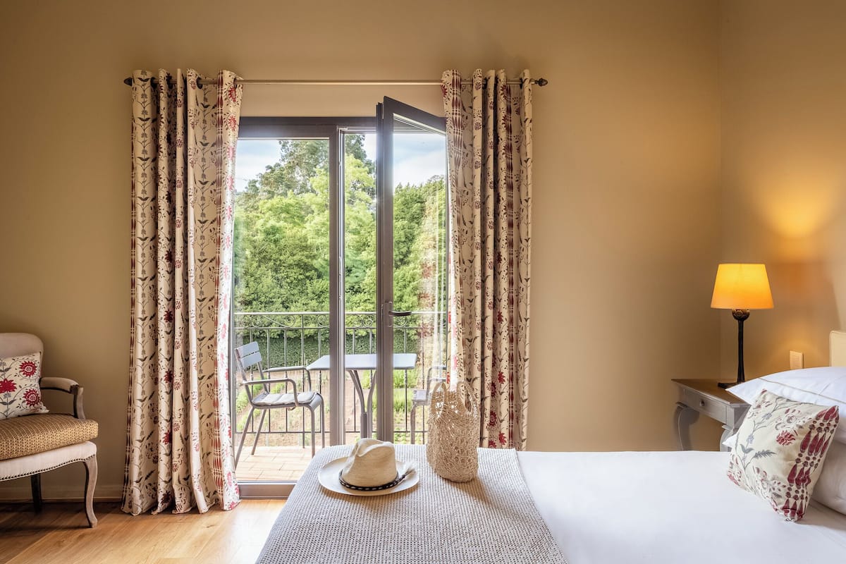 In-room safe, individually furnished, desk, laptop workspace