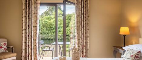 Een kluis op de kamer, individueel gemeubileerd, een bureau