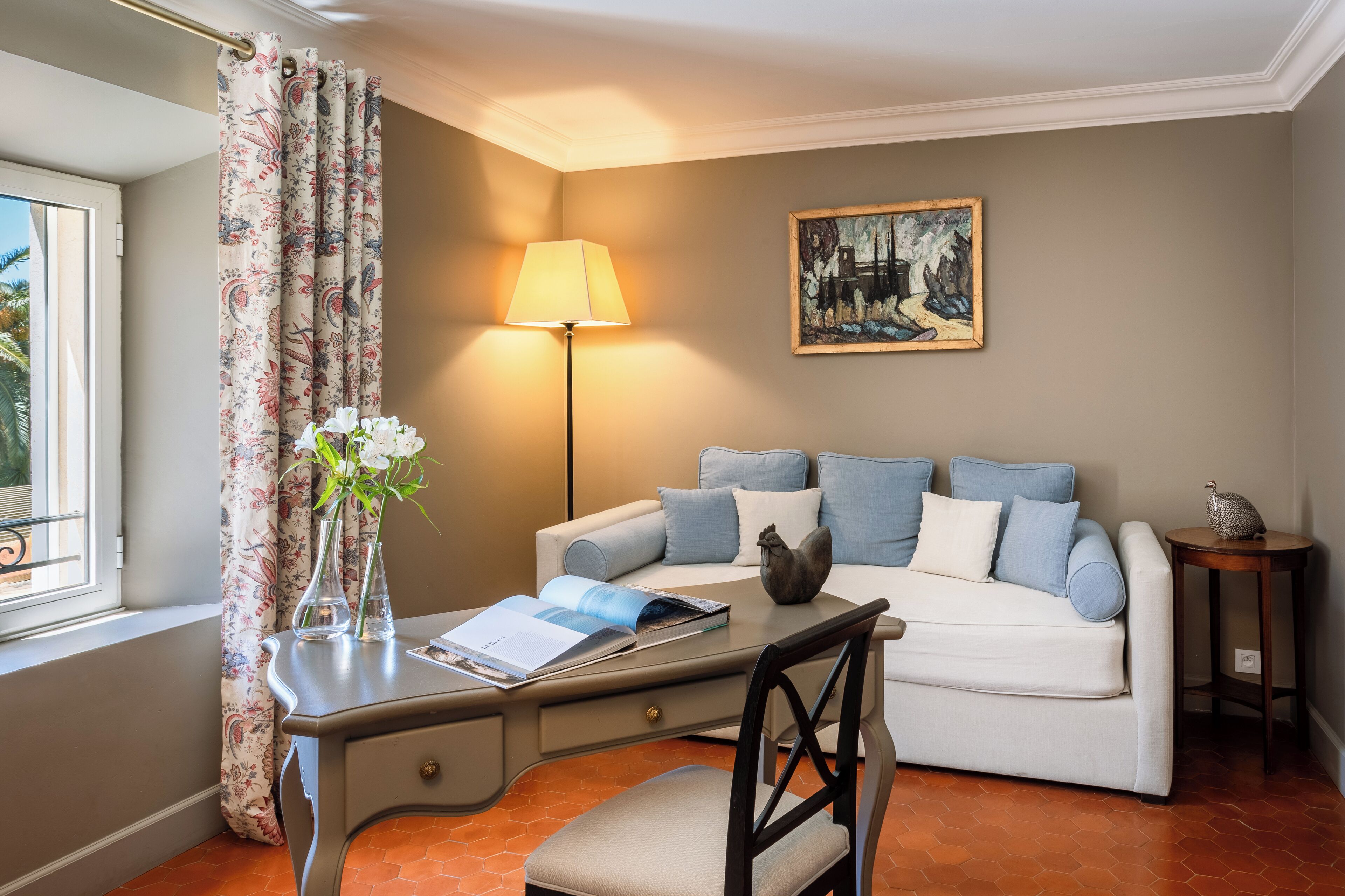 Két bảo mật tại phòng, trang bị nội thất với thiết kế riêng biệt, bàn 