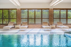 Indoor pool, seasonal outdoor pool, pool umbrellas, sun loungers - Château de Valmer (La Croix-Valmer)
