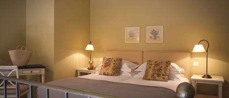 In-room safe, individually furnished, desk, laptop workspace