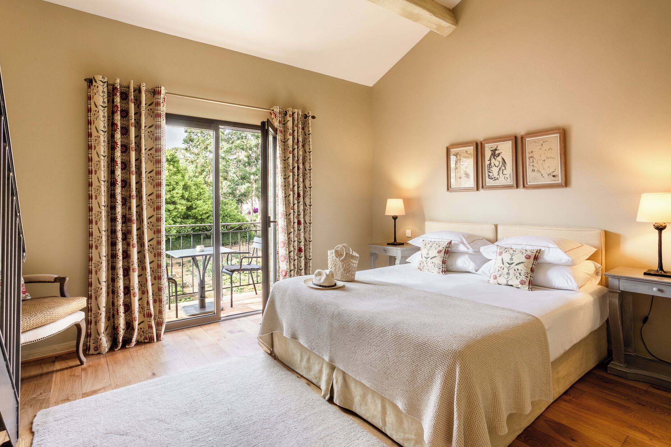 Chambre familiale duplex balcon | Tallelokero huoneessa, yksilöllisesti kalustettu, työpöytä