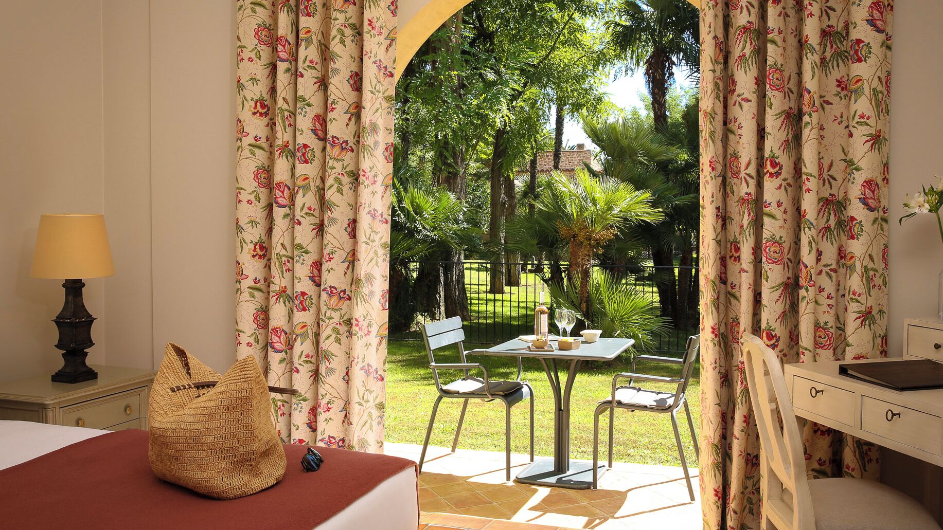 Tallelokero huoneessa, yksilöllisesti kalustettu, työpöytä