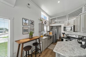 Een koelkast, een magnetron, een oven, een kookplaat