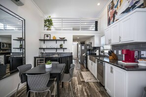 Køleskab, mikrobølgeovn, ovn, kogeplade