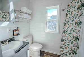 Towels, soap, shampoo, toilet paper - The Nest - 072 (Fredericksburg)