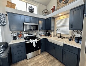 Kjøleskap, mikrobølgeovn, ovn og kokeplater