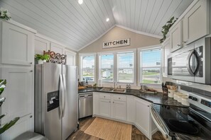 Fridge, microwave, oven, stovetop - The Haven - 95 (Fredericksburg)