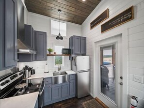 冷蔵庫、電子レンジ、オーブン、コンロ