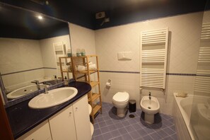Hair dryer, bidet, towels, soap - Green Chiaia three (Napoli)