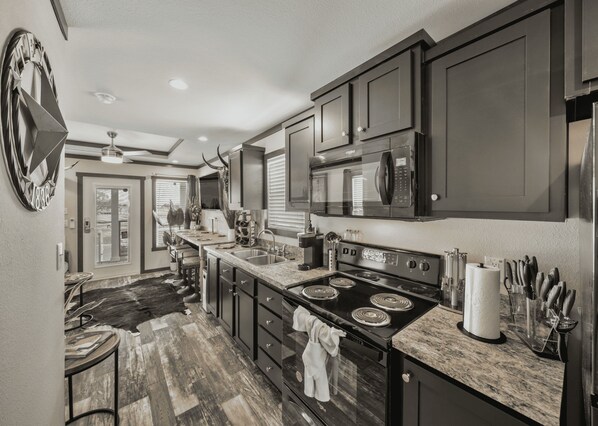 Réfrigérateur, micro-ondes, four, plaque de cuisson