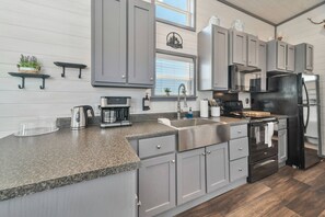 Fridge, microwave, oven, stovetop - The Grape Escape - 138 (Fredericksburg)