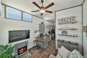 Smart TV, fireplace - The Grape Escape - 138 (Fredericksburg)