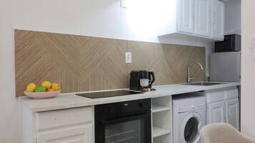 Réfrigérateur, micro-ondes, four, plaque de cuisson