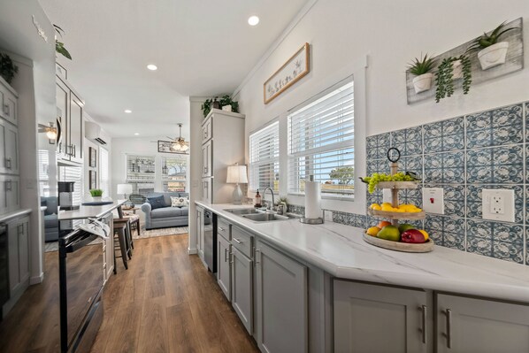 Réfrigérateur, micro-ondes, four, plaque de cuisson