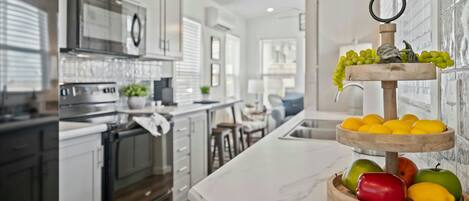 Réfrigérateur, four à micro-ondes, un four, surface de cuisson